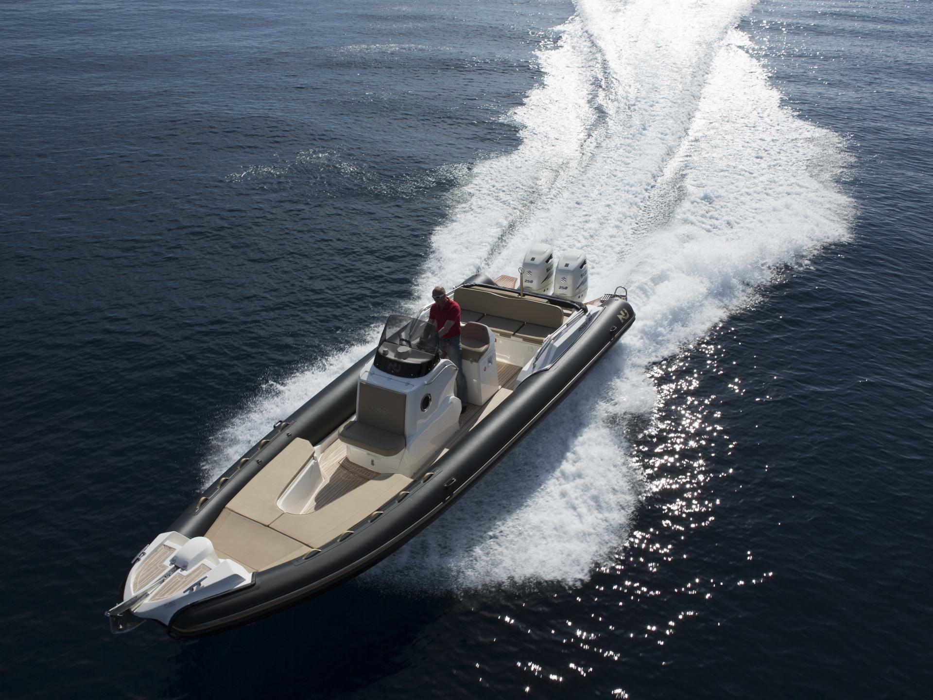 NUOVA JOLLY Semi rigide luxe avec moteur hors-bord
